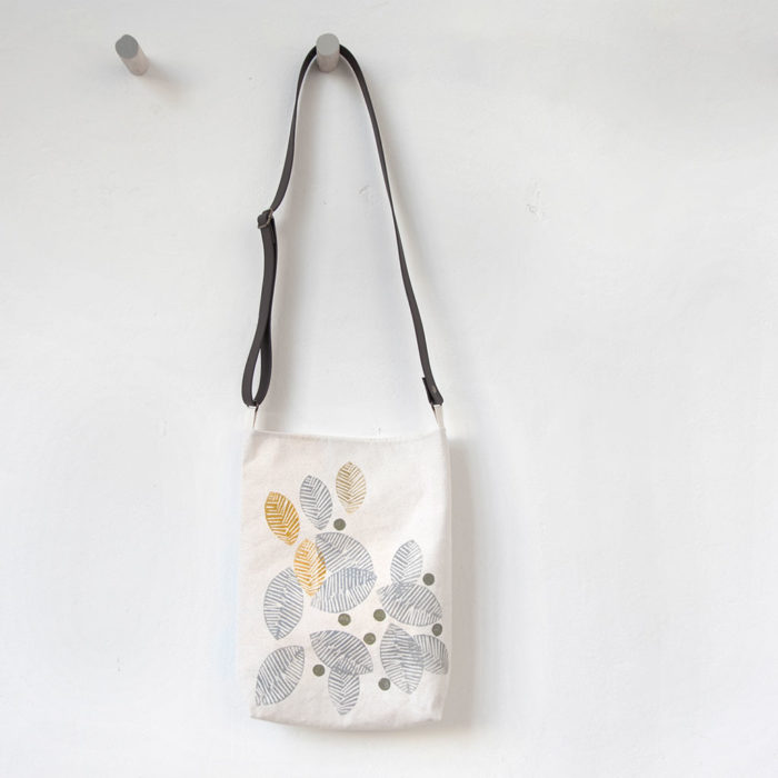 Gray and ochre leaves hand-printed cotton shoulder bag 3
